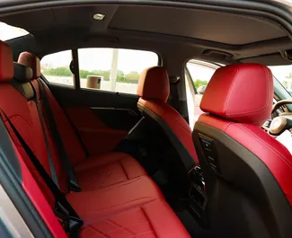 BMW 520i 2025 的 Petrol L 发动机，在 在迪拜 出租。