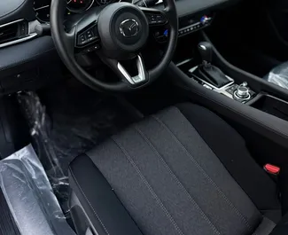 Mazda 6 2025 在 在迪拜 可租赁，具有 250 km/day 里程限制。