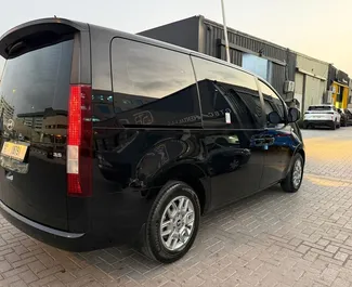 在 阿联酋 租赁 Hyundai Staria 2026 汽车，特点包括 ✓ 使用 Petrol 燃料和  马力 ➤ 起价 400 AED 每天。