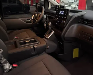 Hyundai Staria 2026 的 Petrol L 发动机，在 在迪拜 出租。