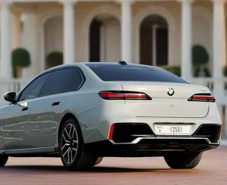 在 阿联酋 租赁 BMW 735i 2024 汽车，特点包括 ✓ 使用 Petrol 燃料和  马力 ➤ 起价 750 AED 每天。