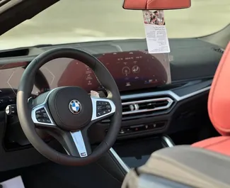 BMW 430i Cabrio 2024 在 在迪拜 可租赁，具有 250 km/day 里程限制。