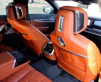 BMW 735i 2024 的 Petrol L 发动机，在 在迪拜 出租。