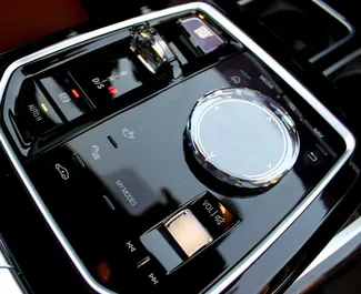 BMW 735i 2024 搭载 Front drive 系统，在迪拜 可用。