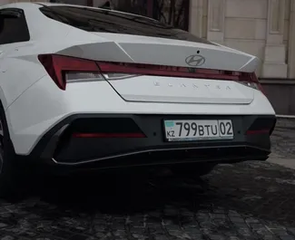 Hyundai Elantra 2024 在 在阿拉木图 可租赁，具有 250 km/day 里程限制。