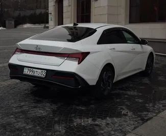 Hyundai Elantra 2024 的 Petrol 1.6L 发动机，在 在阿拉木图 出租。