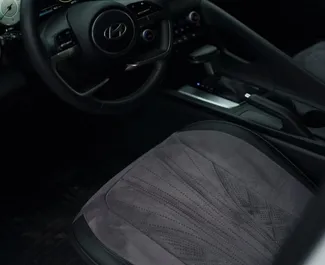 Hyundai Elantra 内饰，在哈萨克斯坦 出租。一辆优秀的 5 座位车，配备 Automatic 变速箱。