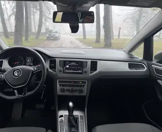 租赁 Volkswagen Golf Sportsvan 的正面视图，在布德瓦, 黑山共和国 ✓ 汽车编号 #15439。✓ Automatic 变速箱 ✓ 0 评论。