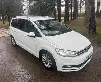 Volkswagen Touran 2019 的 Diesel 2.0L 发动机，在 在布德瓦 出租。