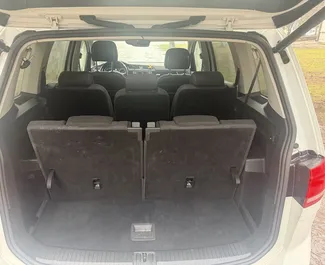 在 在黑山 租赁 Volkswagen Touran 2019 汽车，特点包括 ✓ 使用 Diesel 燃料和 150 马力 ➤ 起价 50 EUR 每天。