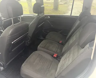 租赁 Volkswagen Touran 的正面视图，在布德瓦, 黑山共和国 ✓ 汽车编号 #15440。✓ Automatic 变速箱 ✓ 0 评论。