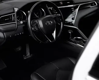 Toyota Camry 2018 在 在阿拉木图 可租赁，具有 250 km/day 里程限制。