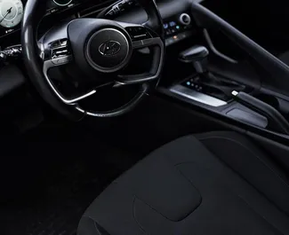 Hyundai Elantra 2022 的 Petrol 1.6L 发动机，在 在阿拉木图 出租。