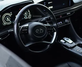 Hyundai Sonata 内饰，在哈萨克斯坦 出租。一辆优秀的 5 座位车，配备 Automatic 变速箱。