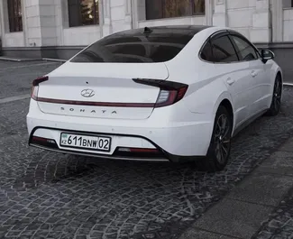 在 在哈萨克斯坦 租赁 Hyundai Sonata 2021 汽车，特点包括 ✓ 使用 Petrol 燃料和 194 马力 ➤ 起价 32000 KZT 每天。