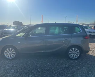 Opel Zafira 2021 的 Petrol 1.6L 发动机，在 地拉那机场 出租。