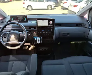 Hyundai Staria 内饰，在土耳其 出租。一辆优秀的 9 座位车，配备 Automatic 变速箱。