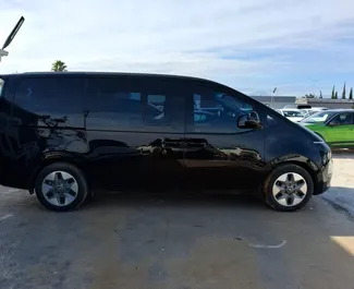 在 在土耳其 租赁 Hyundai Staria 2025 汽车，特点包括 ✓ 使用 Petrol 燃料和 165 马力 ➤ 起价 99 USD 每天。