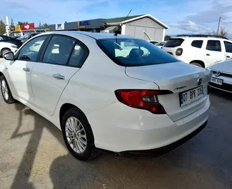在 在土耳其 租赁 Fiat Egea 2023 汽车，特点包括 ✓ 使用 Petrol 燃料和 95 马力 ➤ 起价 20 USD 每天。