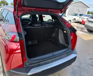 Peugeot 2008 2023 的 Diesel 1.5L 发动机，在 在安塔利亚机场 出租。