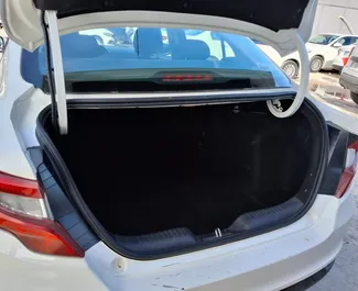 Fiat Egea 2023 的 Petrol 1.4L 发动机，在 在安塔利亚机场 出租。