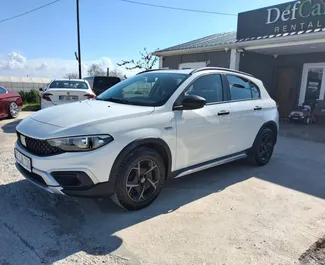 Fiat Egea Cross 2024 的 Petrol 1.4L 发动机，在 在安塔利亚机场 出租。