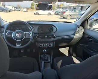 Fiat Egea Cross 2024 搭载 Front drive 系统，在安塔利亚机场 可用。