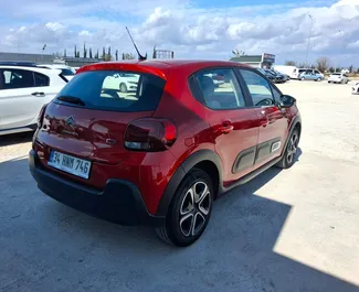 Citroen C3 2022 的 Petrol 1.2L 发动机，在 在安塔利亚机场 出租。