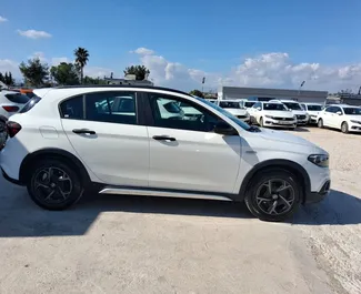 在 在土耳其 租赁 Fiat Egea Cross 2024 汽车，特点包括 ✓ 使用 Petrol 燃料和 110 马力 ➤ 起价 20 USD 每天。