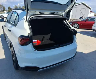 Fiat Egea Cross 2024 的 Petrol 1.4L 发动机，在 在安塔利亚机场 出租。