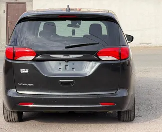 Chrysler Voyager 内饰，在亚美尼亚 出租。一辆优秀的 7 座位车，配备 Automatic 变速箱。