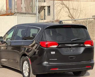 租赁 Chrysler Voyager 的正面视图，在埃里温, 亚美尼亚 ✓ 汽车编号 #15482。✓ Automatic 变速箱 ✓ 0 评论。