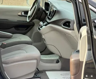 在 在亚美尼亚 租赁 Chrysler Voyager 2021 汽车，特点包括 ✓ 使用 Petrol 燃料和 287 马力 ➤ 起价 105 USD 每天。