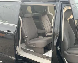 Chrysler Voyager 2021 的 Petrol 3.6L 发动机，在 在埃里温 出租。