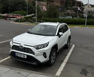 在 在格鲁吉亚 租赁 Toyota Rav4 2024 汽车，特点包括 ✓ 使用 Hybrid 燃料和 180 马力 ➤ 起价 210 GEL 每天。