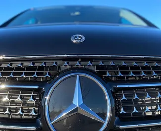 Mercedes-Benz V-Class 2025 搭载 Rear drive 系统，在卢布尔雅那 可用。