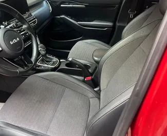 Kia Seltos 2022 的 Petrol 2.0L 发动机，在 在埃里温 出租。