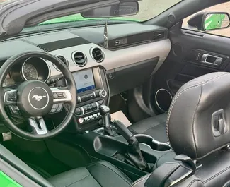 Ford Mustang Cabrio 2021 的 Petrol 2.4L 发动机，在 在埃里温 出租。